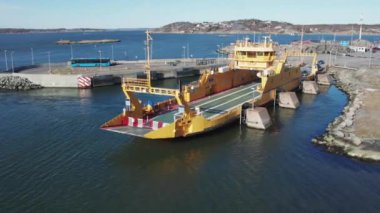 Araç iskeleye yanaştı. Araç bekliyor. Göteborg, İsveç, Havacılık. Yüksek kalite 4k görüntü