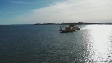 İsveç 'te güneşli bir günde feribotla denizden geçen bir feribot, Aerial. Yüksek kalite 4k görüntü