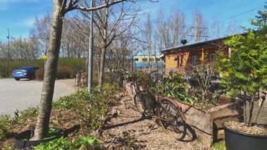 Göteborg, İsveç - 5 Nisan 2024: Returhusets Eco Kafe Exterior ve Tram. Yüksek kalite 4k görüntü