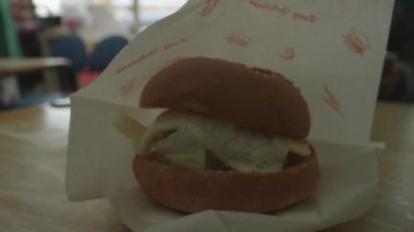 Tayvan Kahvaltı Burgeri, Kahvaltı Lokantasında Taze Yapılmış, Yakın plan. Yüksek kalite 4k görüntü