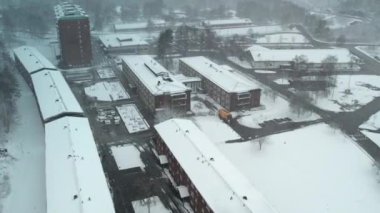 Apartman binalarındaki çöp kamyonu, Şehir Kış Sahnesi, Hava. Yüksek kalite 4k görüntü