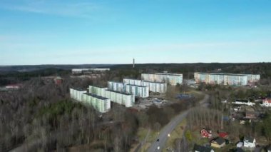 Bergsjon 'a, Göteborg İsveç' e, Hava Saati 'ne doğru uçuyor. Yüksek kalite 4k görüntü