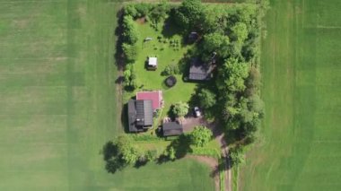 Tepesi Aşağı Nordic VIlla Ovalarda Bahçesi olan, Ekin Tarlaları, Havacılık ile çevrili. Yüksek kalite 4k görüntü