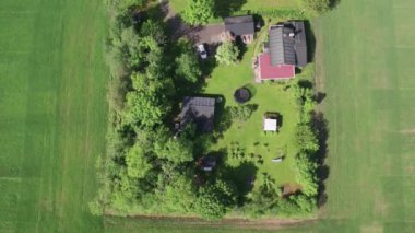 Ahırlı ve Bahçeli Çiftlik Evi Genişletici Çiftlik Arazisi, Havadan Yukarısı. Yüksek kalite 4k görüntü