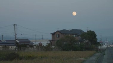Kyushu kırsalında, dolunayda, kırsal Japonya 'da, çekim yapılıyor. Yüksek kalite 4k görüntü