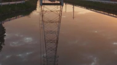 Japonya 'nın kırsal kesimindeki Sunrise' da aktarım kulesi su yansıması, TIlt Up. Yüksek kalite 4k görüntü