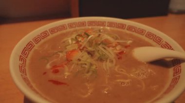 Vejetaryen Ramen versiyonu, zengin ve ağır çorbalı erişte, yakın çekim. Yüksek kalite 4k görüntü