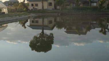 Geleneksel Japon Kırsal Villasının Göl Yansıması, Eğil. Yüksek kalite 4k görüntü