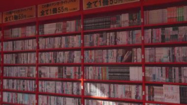 FUKUOKA, JAPONYA - 28 Ekim 2023: Çizgi roman dükkanında manga kitaplığı. Yüksek kalite 4k görüntü