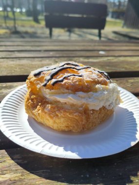 WienerSemla 'nın Yakın Çekimi, İsveç Pastası' nın kremalı ve bademli hali, dikey fotoğraf