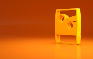 Turuncu zemin üzerinde buz küpleri olan sarı bardak viski. Minimalizm kavramı. 3d illüstrasyon 3B canlandırma.