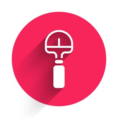 Beyaz Kürek ikonu uzun gölgeli izole edilmiş. Bahçe aletleri. Bahçecilik, tarım, çiftçilik aleti. Kırmızı daire düğmesi. Vektör.