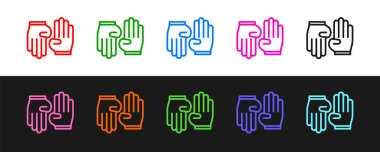 Siyah beyaz arka planda izole edilmiş lastik eldiven simgesi ayarla. Lateks el koruması işareti. Ev işi temizlik ekipmanları sembolü. Vektör.