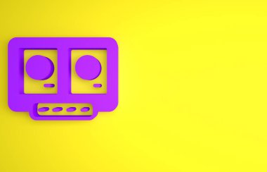Sarı arkaplanda izole edilmiş müzik simgesini çalmak ve karıştırmak için mor DJ kumandası. DJ karıştırıcı, vinil çalar ve uzaktan kumandayla tamamlandı. Minimalizm kavramı. 3 Boyutlu resimleme.