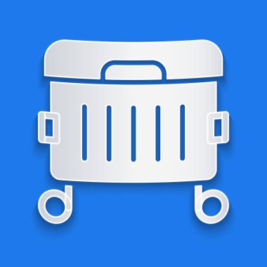 Kağıt kesiği Çöp kutusu simgesi mavi arkaplanda izole edildi. Çöp kutusu tabelası. Sepet simgesini geri dönüştür. Ofis çöpü ikonu. Kağıt sanatı tarzı. Vektör.