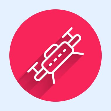 Beyaz çizgi uçan İHA ikonu uzun gölge arkaplanlı izole edildi. Video ve fotoğraf makinesi sembollü dörtlü helikopter. Kırmızı daire düğmesi. Vektör.