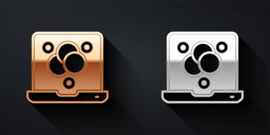 Altın ve gümüş kimyasal formül ikonu siyah arka planda izole edildi. Yenilikçi tıp, sağlık, araştırma ve bilim için soyut altıgen. Uzun gölge tarzı. Vektör.