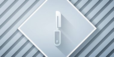 Kağıt kesiği, gri arkaplanda izole edilmiş bıçak simgesi. Çatal bıçak sembolü. Kağıt sanatı tarzı. Vektör.