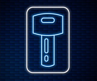 Uzaktan kumandalı, duvarda izole edilmiş parlak neon çizgili araba anahtarı. Araba anahtarı ve alarm sistemi. Vektör