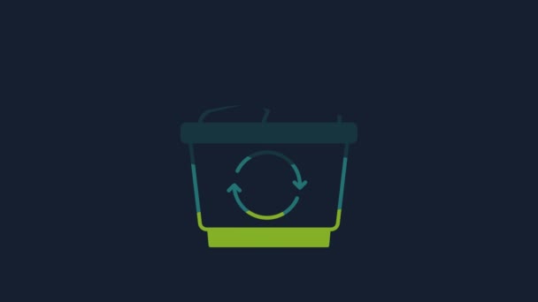 青色の背景に隔離されたリサイクルシンボルアイコンを持つ黄色のごみ箱 ゴミはアイコンになる ゴミのゴミ箱の看板 リサイクルバスケットのサイン 4Kビデオモーショングラフィックアニメーション — ストック動画