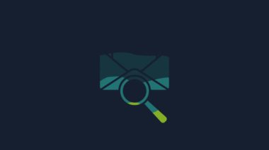 Mavi arkaplanda izole edilmiş büyüteç simgesi olan sarı zarflı posta. 4K Video hareketli grafik canlandırması.