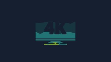 Sarı Ekran TV 4k Ultra HD video teknolojisi ikonu mavi arkaplanda izole edildi. 4K Video hareketli grafik canlandırması.