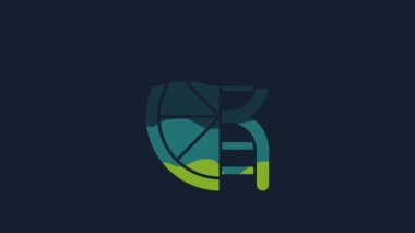 Sarı, genetiği değiştirilmiş turunçgiller mavi arka planda izole edilmiş. Kesik içinde portakal. Sağlıklı bir yaşam tarzı. GDO meyvesi. 4K Video hareketli grafik canlandırması.