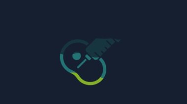 Sarı genetiği değiştirilmiş et simgesi mavi arkaplanda izole edilmiş. Ete şırınga enjekte ediliyor. 4K Video hareketli grafik canlandırması.