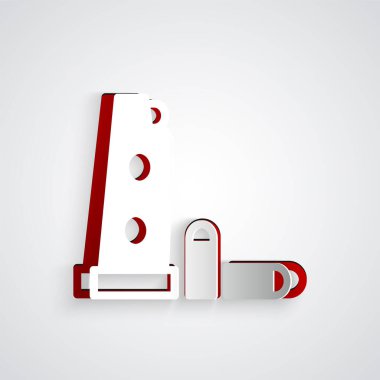 Kağıt kesiği Gun şarjörü ve gri arka planda izole edilmiş kurşun ikonu. Kağıt sanatı tarzı. Vektör.