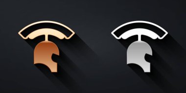 Siyah arka planda altın ve gümüş Roma ordu miğferi ikonu var. Uzun gölge tarzı. Vektör