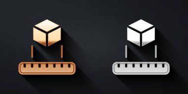 Siyah arkaplanda izole edilmiş altın ve gümüş Isometric küp simgesi. Geometrik küp katı simge. 3 boyutlu kare işareti. Kutu sembolü. Uzun gölge tarzı. Vektör.