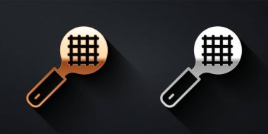 Siyah arka planda ikonu olan altın ve gümüş çay süzgeci. Metal elek. Uzun gölge tarzı. Vektör