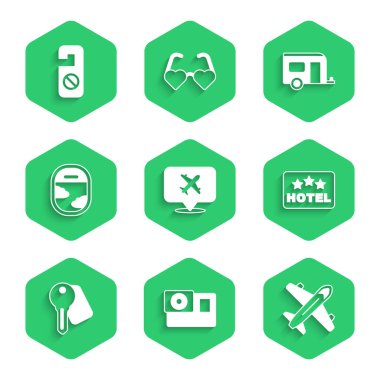 Konuşma baloncuğunu uçak, aksiyon kamerası, uçak, işaret panosu mesajı oteli, kapı kilidi anahtarı, uçak penceresi, karavan ve lütfen ikonu rahatsız etmeyin. Vektör