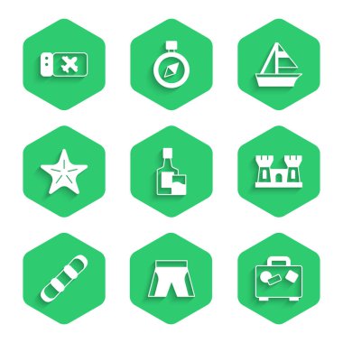 Viski şişesi ve cam, kısa pantolon, bavul, kumdan kale, snowboard, denizyıldızı, yat yelkenlisi ve uçak bileti ikonu. Vektör