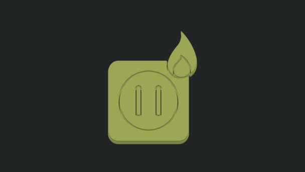 黒の背景に隔離された火災アイコン内のソケットの緑の電気配線 電気安全コンセプト 火の上にコンセントを差しなさい 4Kビデオモーショングラフィックアニメーション — ストック動画