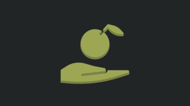 Eldeki Yeşil Elma simgesi siyah arkaplanda izole edilmiş. Yaprak sembollü meyve. 4K Video hareketli grafik canlandırması.