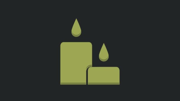 绿色燃烧的蜡烛图标隔离在黑色背景 圆柱形蜡烛与燃烧的火焰粘在一起 4K视频运动图形动画 — 图库视频影像
