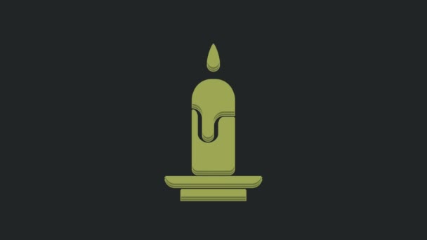绿色燃烧的蜡烛图标隔离在黑色背景 圆柱形蜡烛与燃烧的火焰粘在一起 4K视频运动图形动画 — 图库视频影像