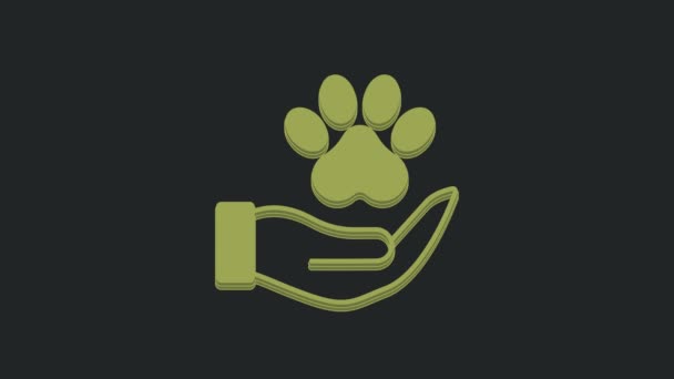 黒い背景に動物の足跡アイコンが隔離された緑の手 ペットの足を中心に 動物への愛 4Kビデオモーショングラフィックアニメーション — ストック動画