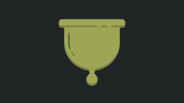 Siyah arkaplanda yeşil aybaşı bardağı simgesi var. Kadın hijyeni. Kritik günlerde kadınlar için koruma. 4K Video hareketli grafik canlandırması.