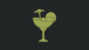 Siyah arka planda izole edilmiş şemsiye ikonlu yeşil kokteyl ve alkol içeceği. 4K Video hareketli grafik canlandırması.