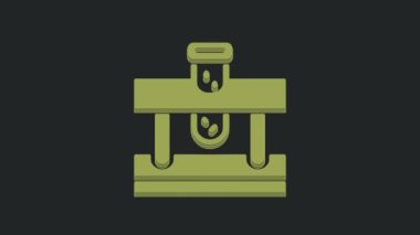 Siyah zemin üzerinde iksir ikonu olan yeşil şişe. Sihirli iksirli matara. 4K Video hareketli grafik canlandırması.