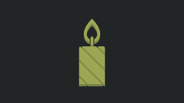 绿色的烛光在烛台图标上燃烧 与黑色背景隔离 圆柱形蜡烛与燃烧的火焰粘在一起 4K视频运动图形动画 — 图库视频影像