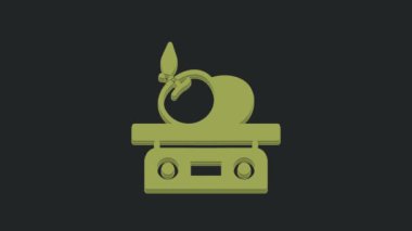 Ürün simgesi için yeşil elektronik ölçekler siyah arkaplanda izole edildi. Yemek için kilo. Markette ya da süpermarkette tartılma işlemi. 4K Video hareketli grafik canlandırması .