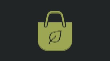 Siyah zemin üzerinde geri dönüşüm simgesi olan yeşil kağıt alışveriş torbası. Geri dönüşüm sembollü çanta. 4K Video hareketli grafik canlandırması .