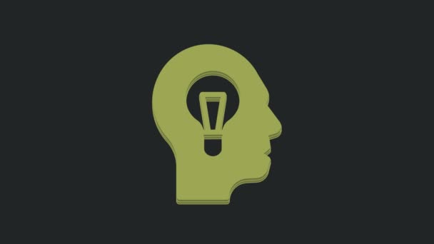 黒の背景に孤立したランプ電球のアイコンを持つ緑の人間 アイデアの概念 4Kビデオモーショングラフィックアニメーション — ストック動画