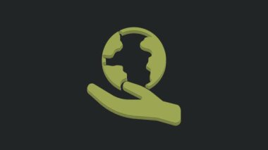 Dünya 'nın simgesini tutan yeşil insan eli siyah arkaplanda izole edilmiş. Dünya kavramını sakla. 4K Video hareketli grafik canlandırması.