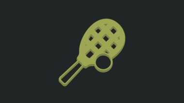 Siyah arka planda top ikonu olan yeşil tenis raketi. Spor malzemeleri. 4K Video hareketli grafik canlandırması.