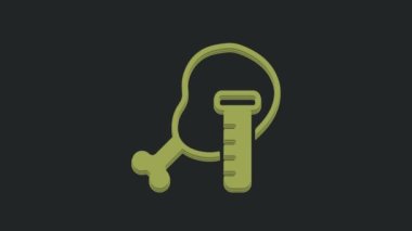 Siyah arkaplanda yeşil genetiği değiştirilmiş tavuk simgesi var. Şırınga tavuğa enjekte ediliyor. 4K Video hareketli grafik canlandırması.