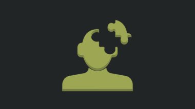 Psikoloji ikonundaki sorunun yeşil çözümü siyah arka planda izole edilmiş. Bulmaca. Akıl sağlığı terapisi. 4K Video hareketli grafik canlandırması.